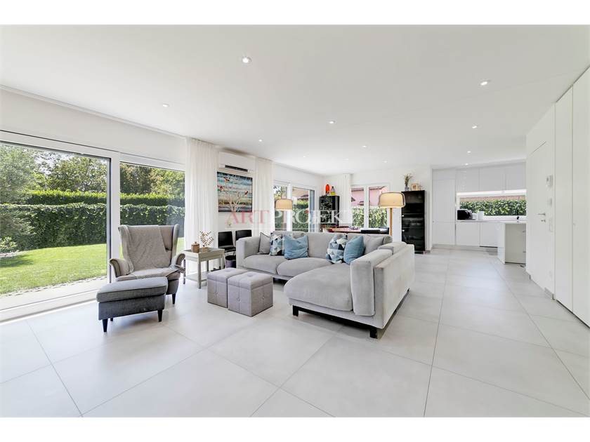 MODERNA VILLA CON GIARDINO A LIGORNETTO / ArtProjekt SA