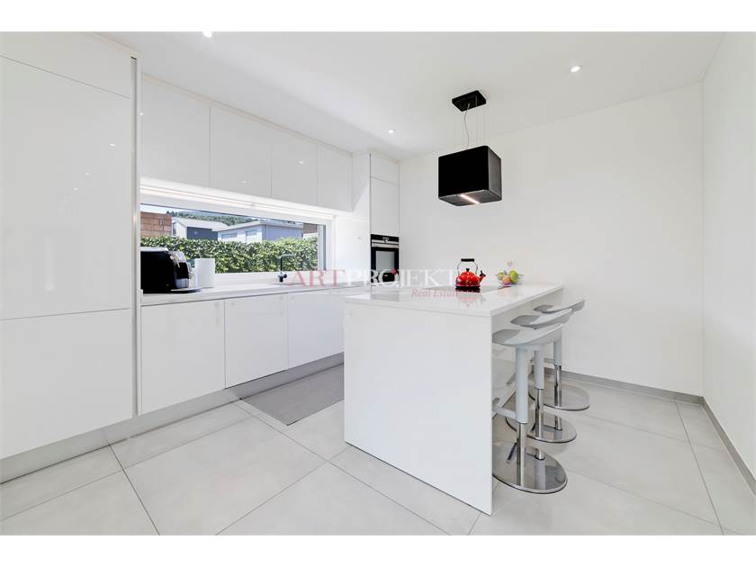 MODERNA VILLA CON GIARDINO A LIGORNETTO / ArtProjekt SA