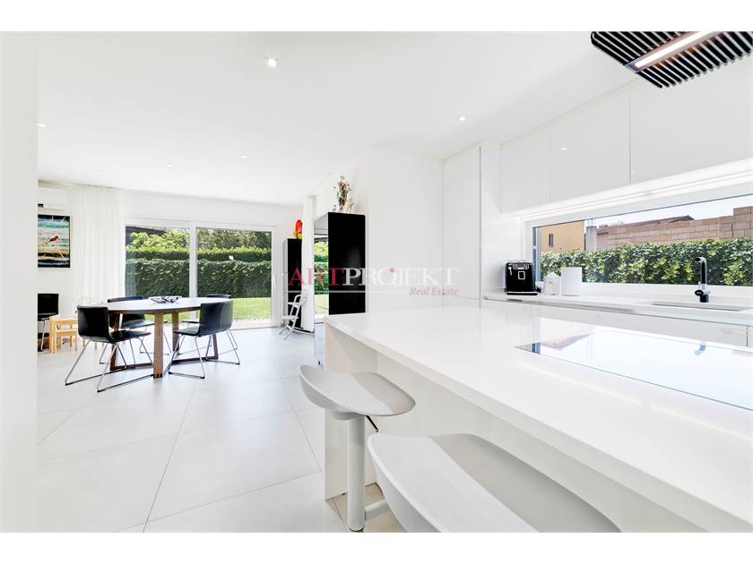 MODERNA VILLA CON GIARDINO A LIGORNETTO / ArtProjekt SA