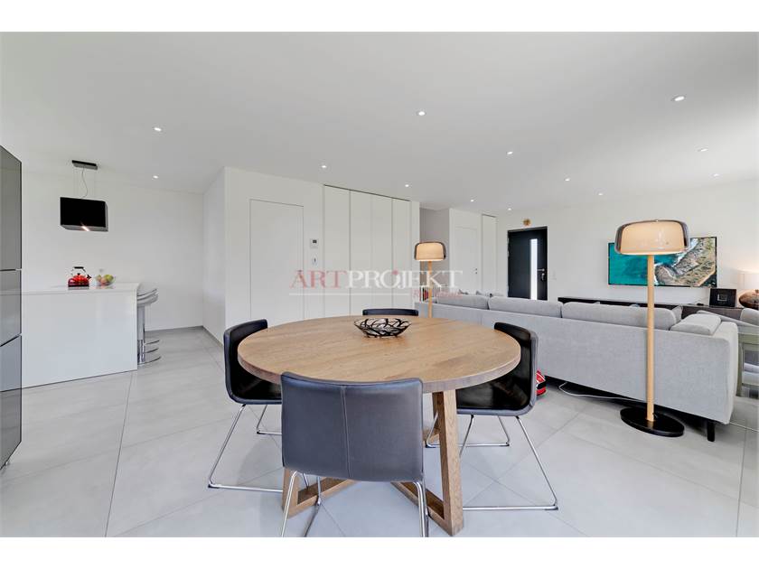 MODERNA VILLA CON GIARDINO A LIGORNETTO / ArtProjekt SA