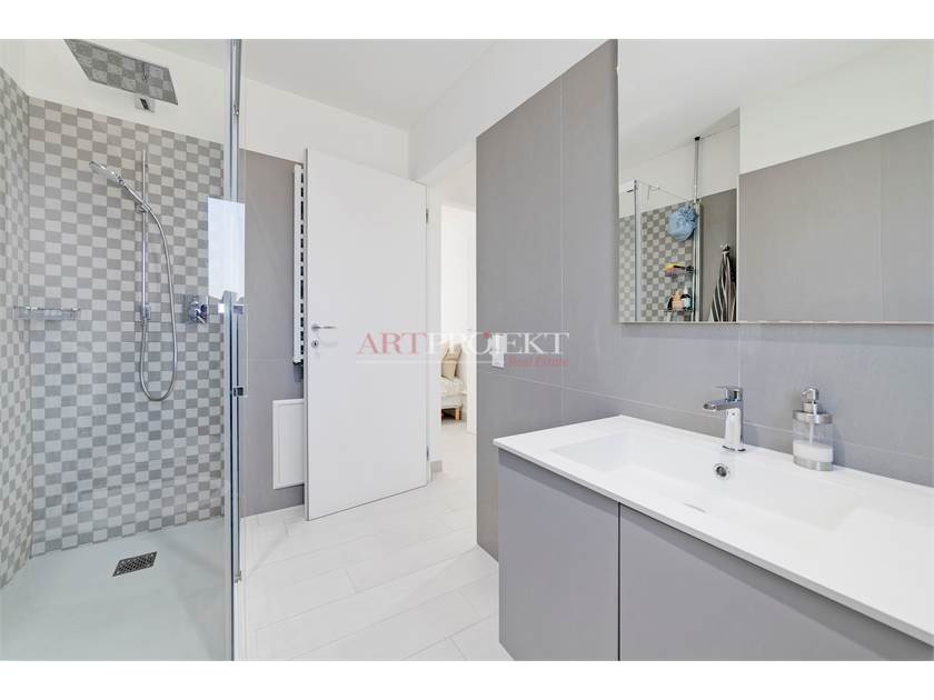 MODERNA VILLA CON GIARDINO A LIGORNETTO / ArtProjekt SA