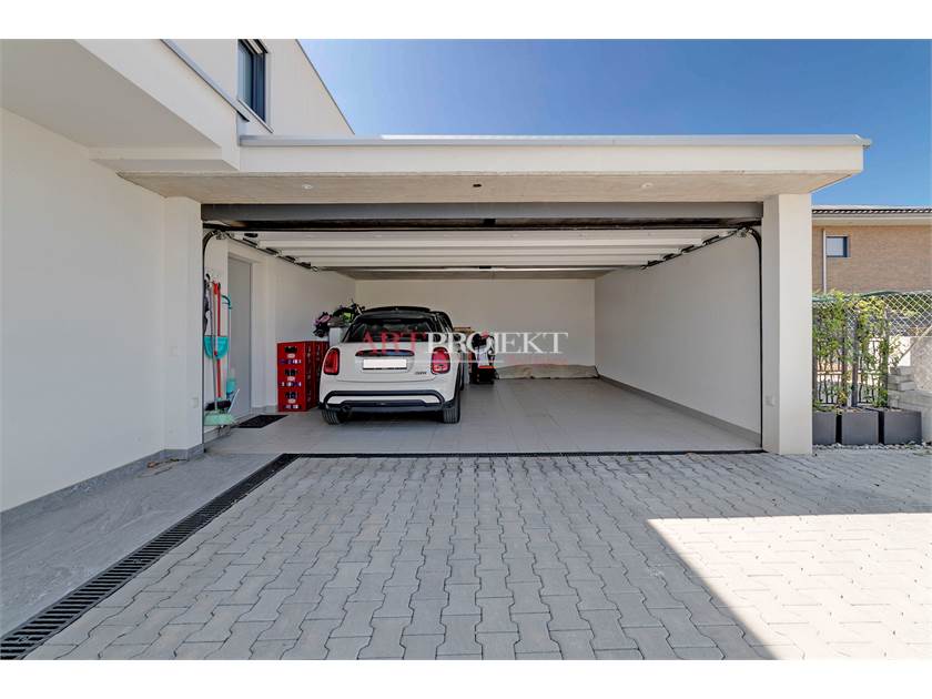 MODERNA VILLA CON GIARDINO A LIGORNETTO / ArtProjekt SA