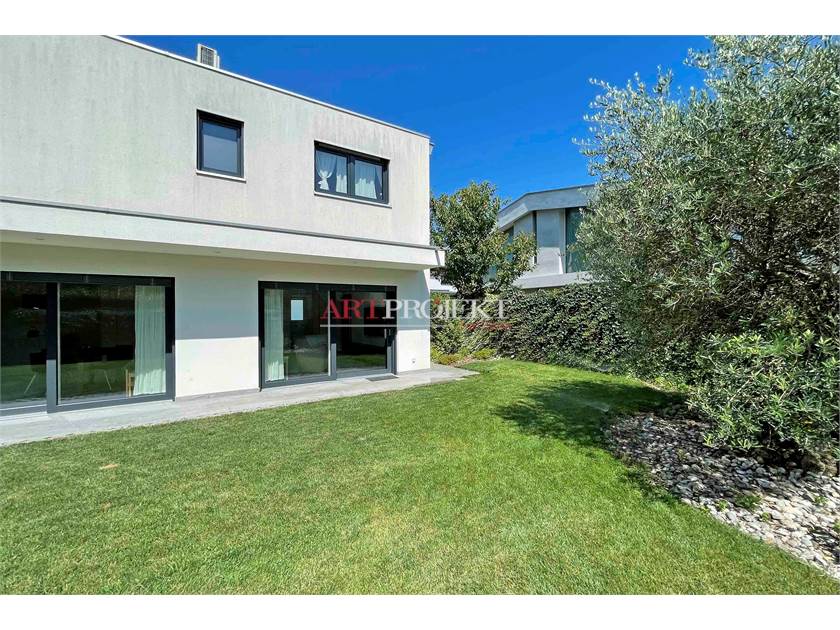 MODERNA VILLA CON GIARDINO A LIGORNETTO / ArtProjekt SA