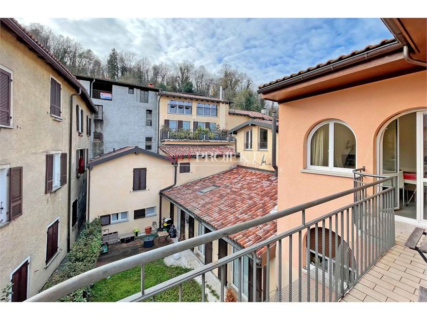 CASLANO - PALAZZINA INDIPENDENTE A DUE PASSI DAL LAGO / ArtProjekt SA