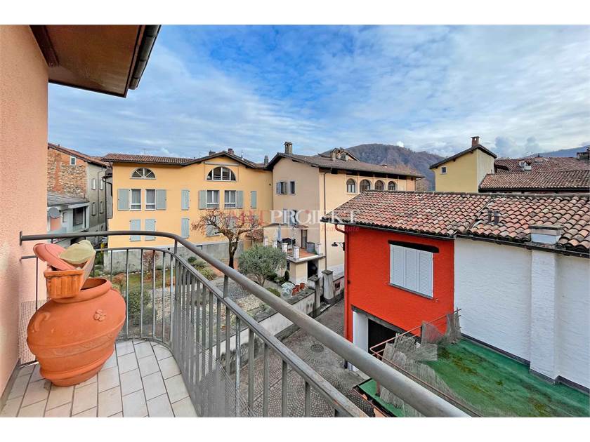 CASLANO - PALAZZINA INDIPENDENTE A DUE PASSI DAL LAGO / ArtProjekt SA
