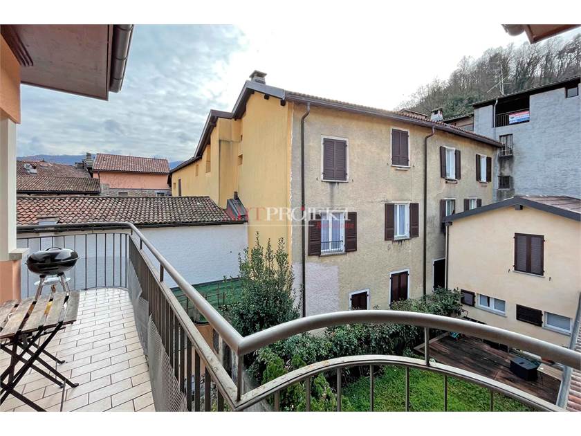 CASLANO - PALAZZINA INDIPENDENTE A DUE PASSI DAL LAGO / ArtProjekt SA