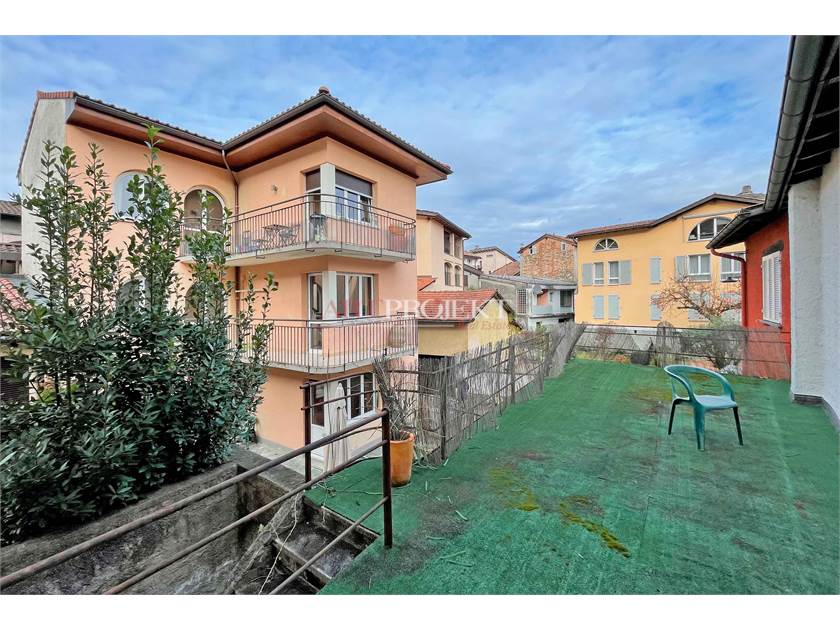 CASLANO - PALAZZINA INDIPENDENTE A DUE PASSI DAL LAGO / ArtProjekt SA