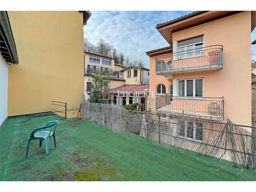CASLANO - PALAZZINA INDIPENDENTE A DUE PASSI DAL LAGO / ArtProjekt SA