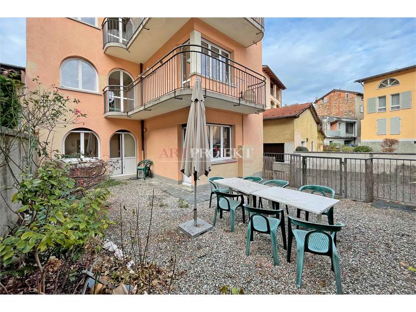 CASLANO - PALAZZINA INDIPENDENTE A DUE PASSI DAL LAGO / ArtProjekt SA