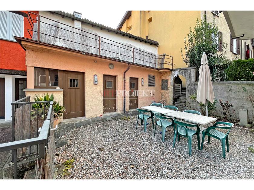 CASLANO - PALAZZINA INDIPENDENTE A DUE PASSI DAL LAGO / ArtProjekt SA