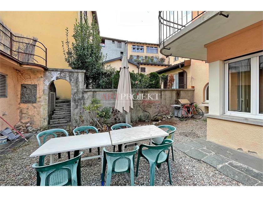 CASLANO - PALAZZINA INDIPENDENTE A DUE PASSI DAL LAGO / ArtProjekt SA