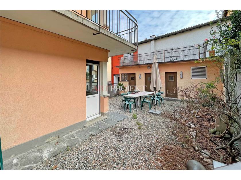 CASLANO - PALAZZINA INDIPENDENTE A DUE PASSI DAL LAGO / ArtProjekt SA