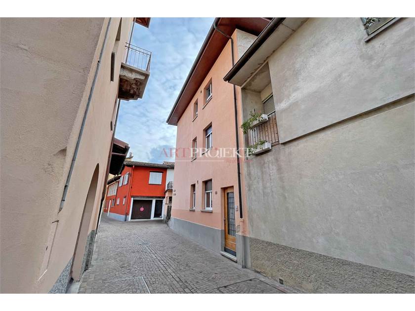 CASLANO - PALAZZINA INDIPENDENTE A DUE PASSI DAL LAGO / ArtProjekt SA