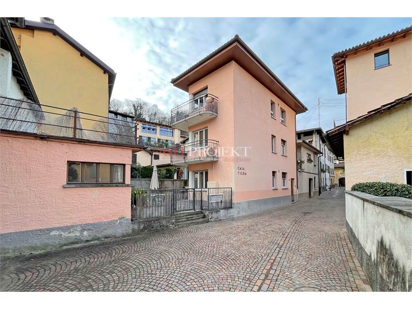 CASLANO - PALAZZINA INDIPENDENTE A DUE PASSI DAL LAGO / ArtProjekt SA