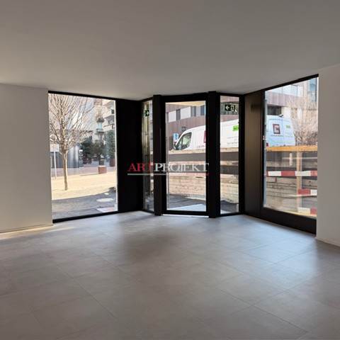 Zu vermieten: zwei neue Geschäftsräume – 7 raumhohe Schaufenster – hohe Sichtbarkeit / ArtProjekt SA